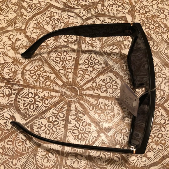 NWT Black & Gold Trendy Statement Sunglasses - Picture 8 of 8